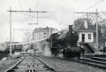 808538 Afbeelding van de laatste rit van de stoomlocomotief nr. 3737 (serie 3700/3800) van de N.S. bij aankomst in het ...